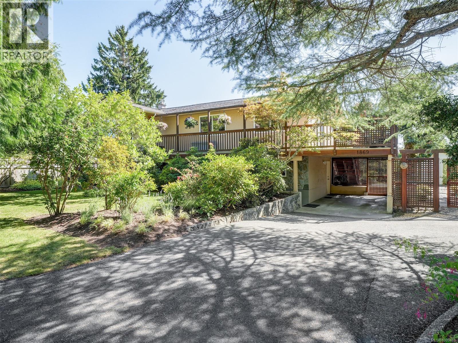 1869 Penshurst Rd, Saanich, BC V8N 2P2