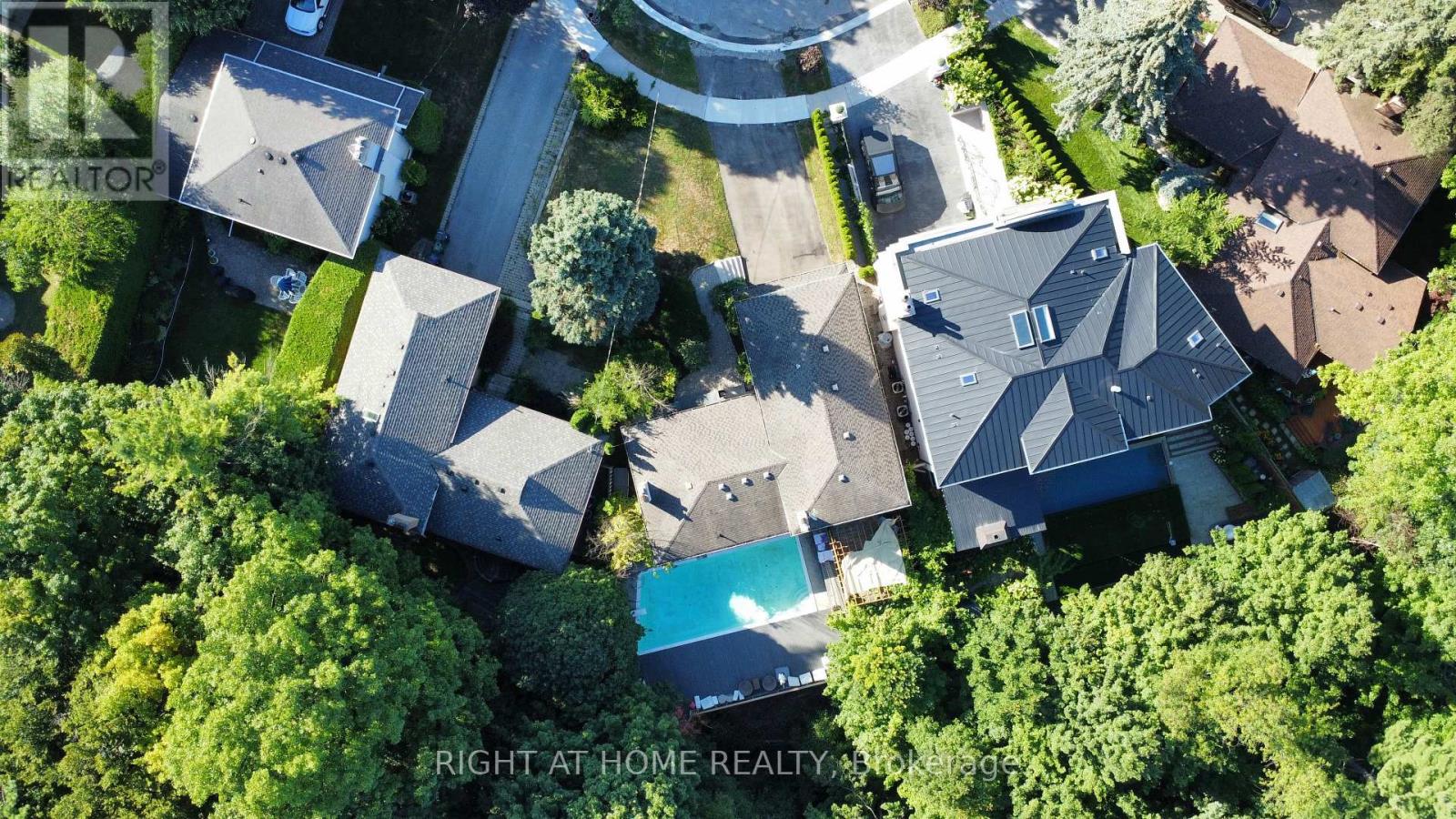 8 Hillavon Dr, Toronto, ON M9B 2P5