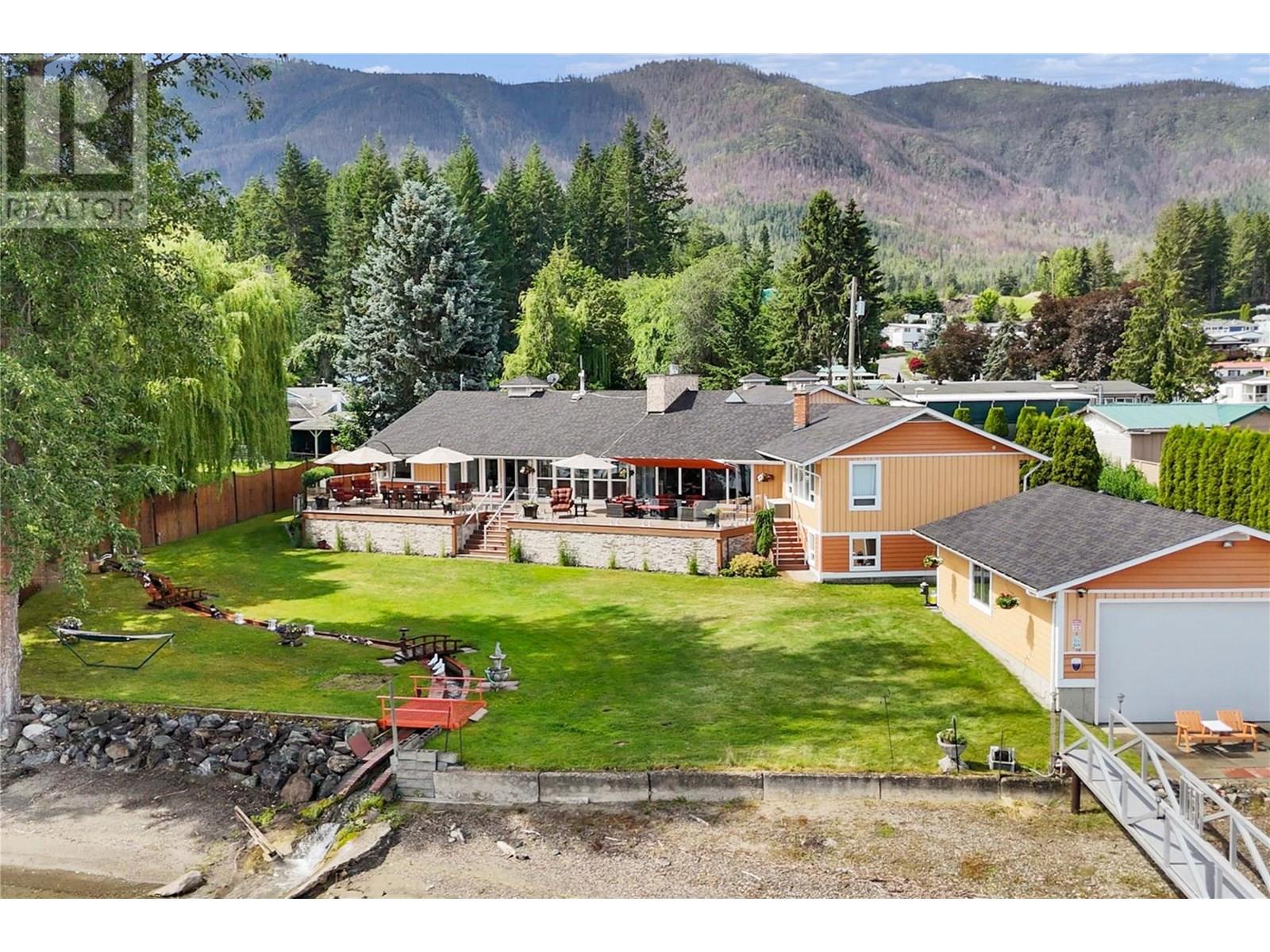 957 Garroway Rd, Sorrento, BC V0E 2W0