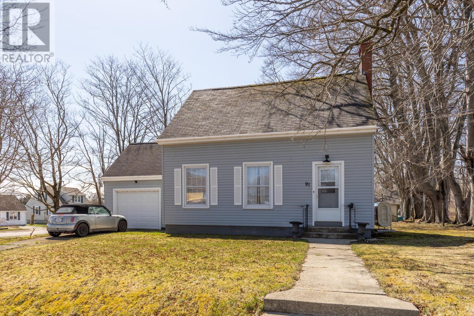 91 Cliff St, Yarmouth, NS B5A 3J7