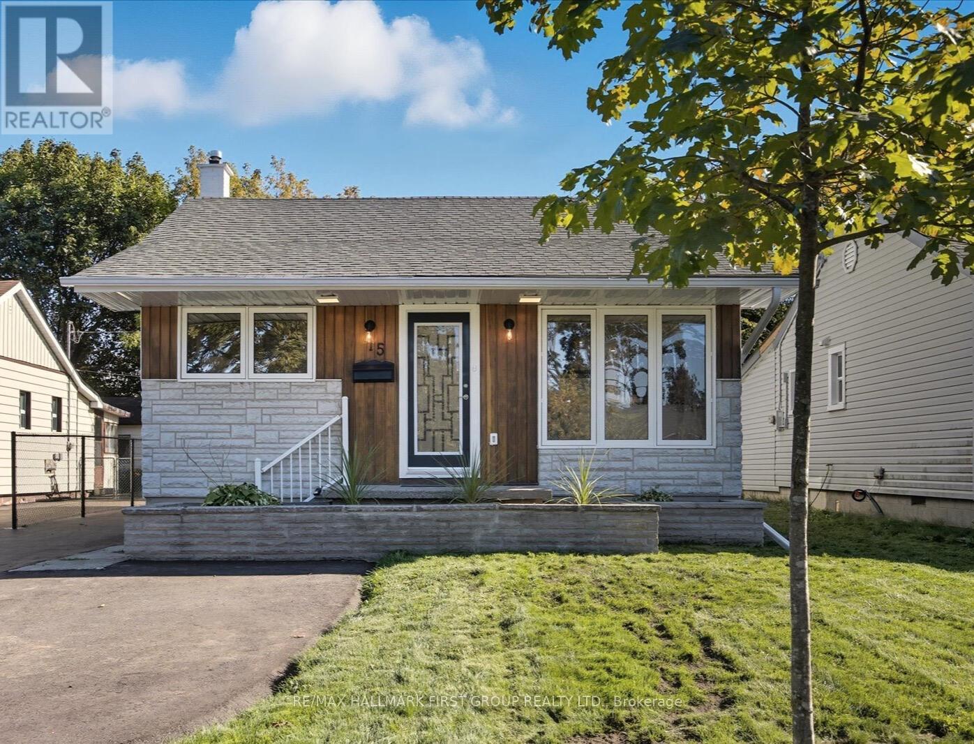15 Pine St, Ajax, ON L1S 1X8