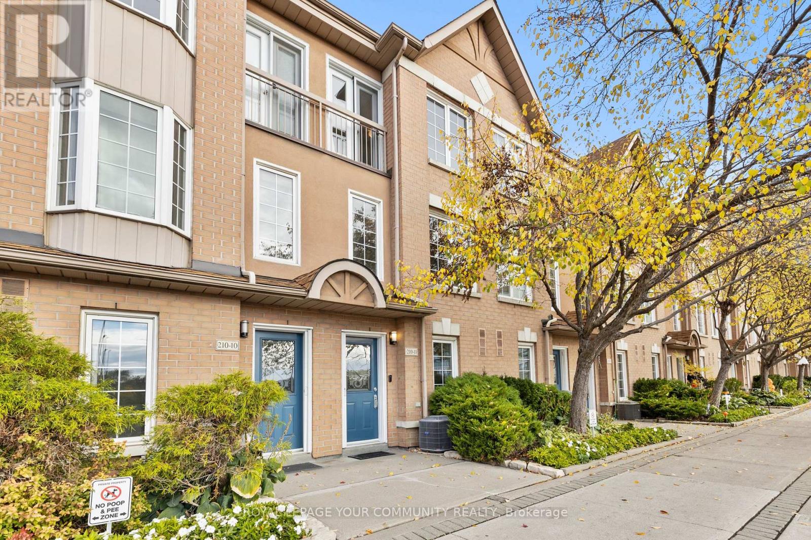 11 210 Manitoba St, Toronto, ON M8Y 4G7