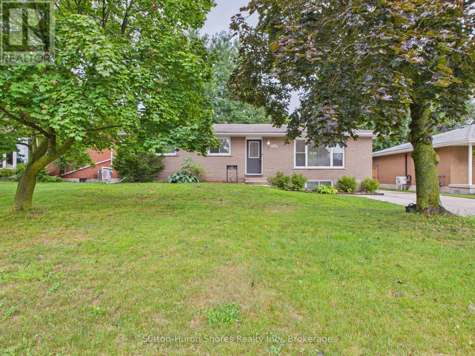1049 Wellington St, Saugeen Shores, ON N0H 2C3