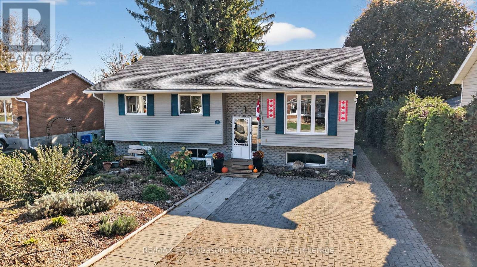 7 Batteaux Rd, Clearview, ON L9Y 3Z1