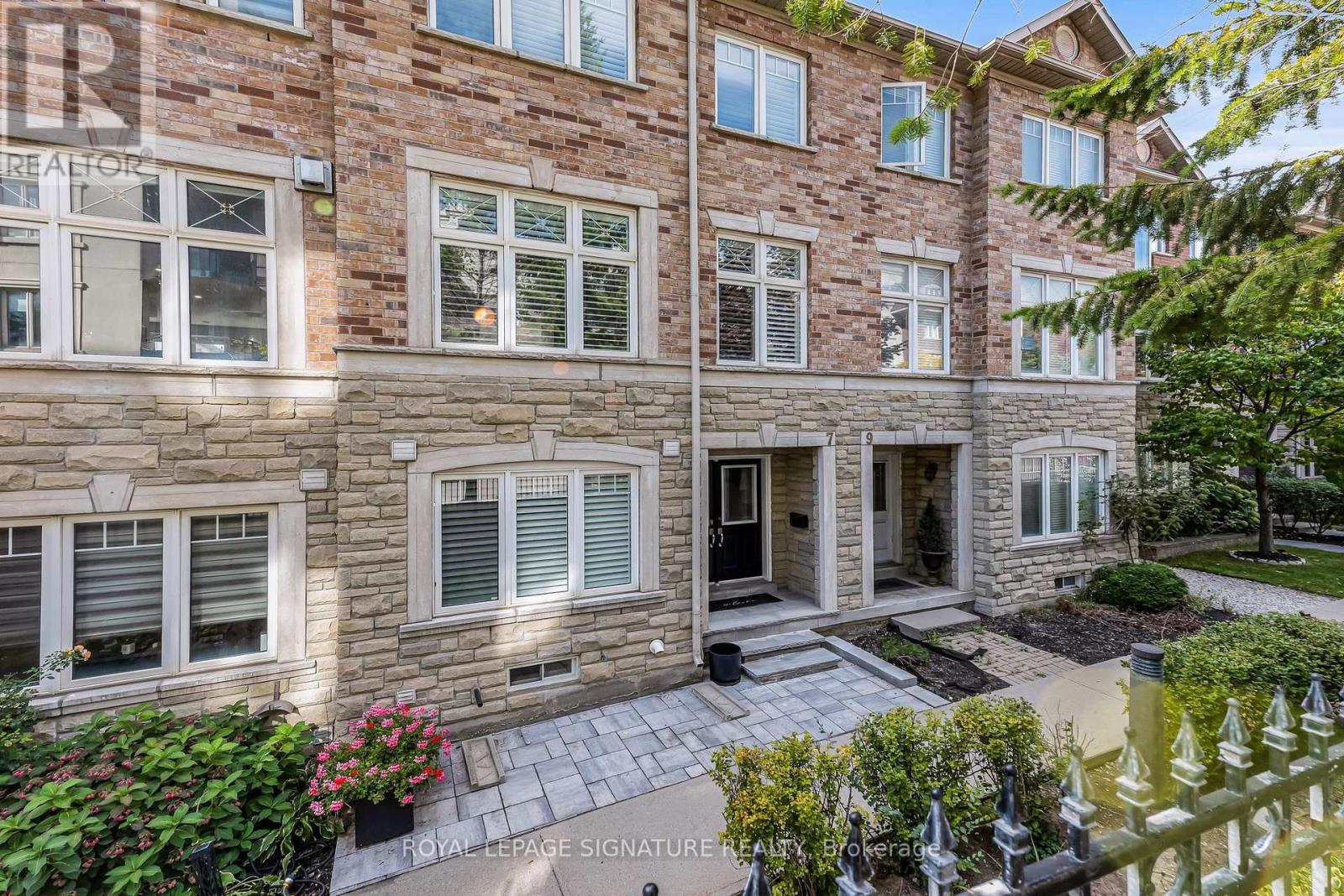 7 Chimes Ln, Toronto, ON M8Y 4H8