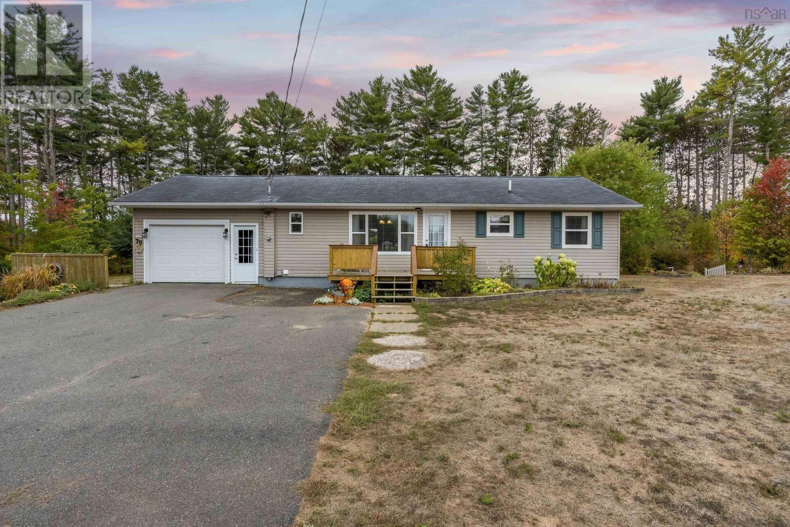 75 Cook Ave, Wilmot, NS B0P 1W0