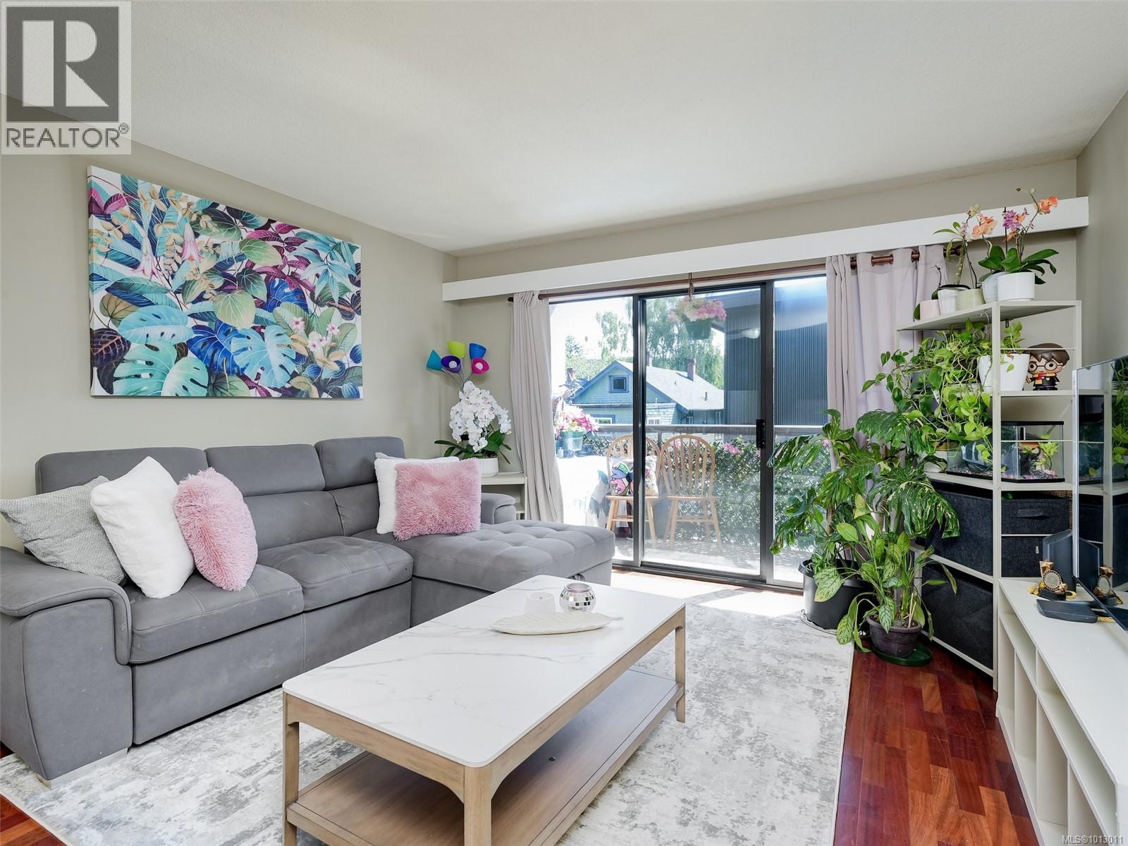 2747 Quadra St Unit 203 St, Victoria, BC V8T 4E5