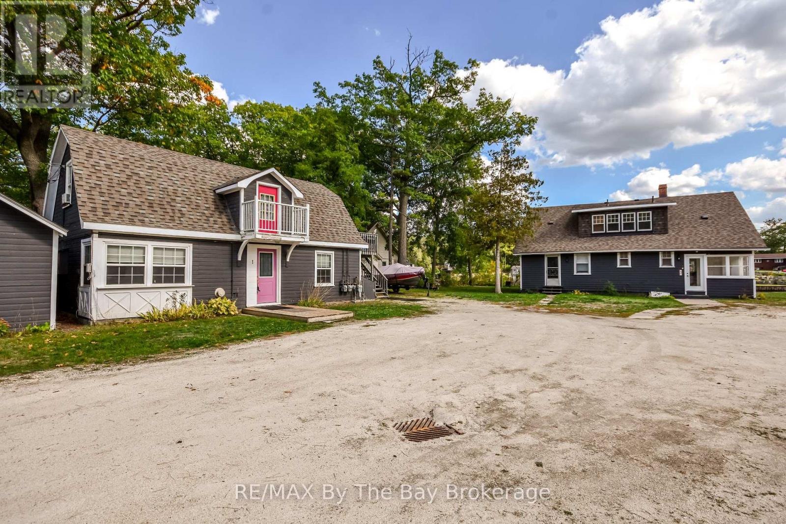 1067 Mosley St, Wasaga Beach, ON L9Z 2G7