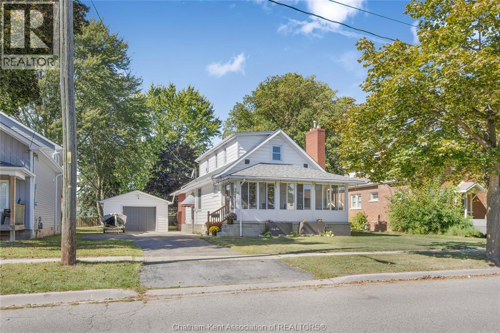 61 University Ave, Wallaceburg, ON N8A 3Z7
