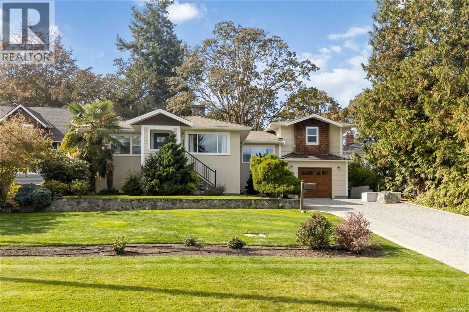 3854 Ascot Dr, Saanich, BC V8P 3S1