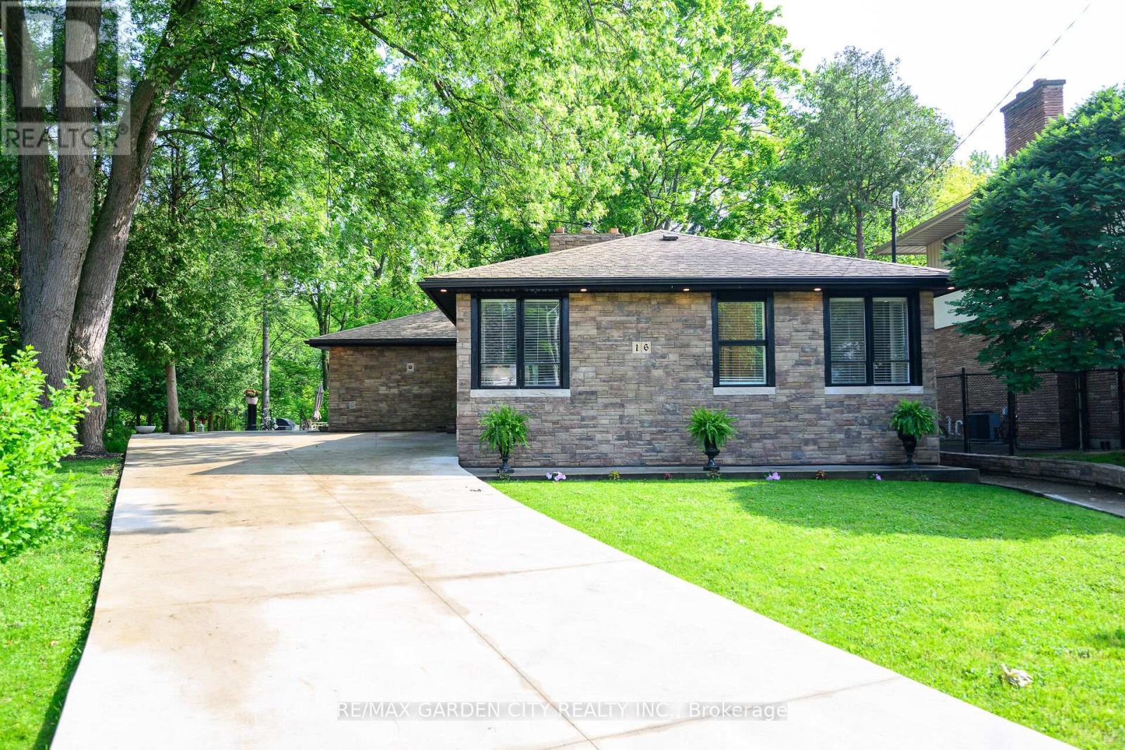 16 Freeland Ct, Hamilton, ON L8S 3R5