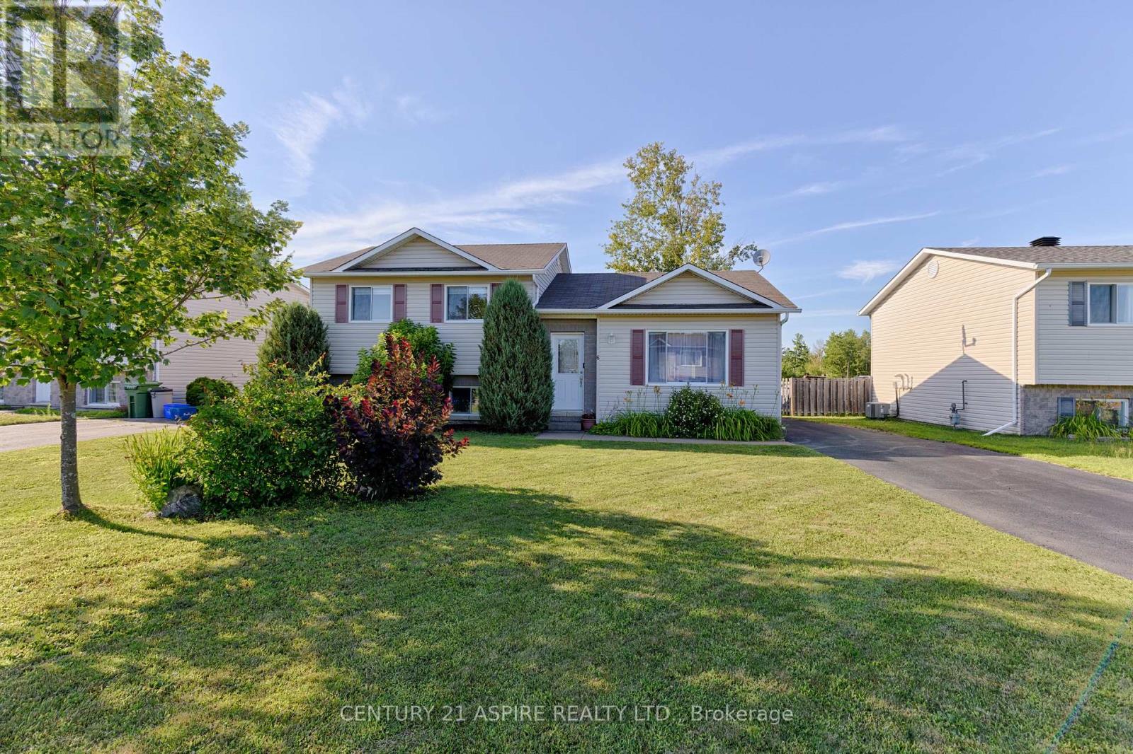 6 Gerald Ave, Petawawa, ON K8H 2Y3