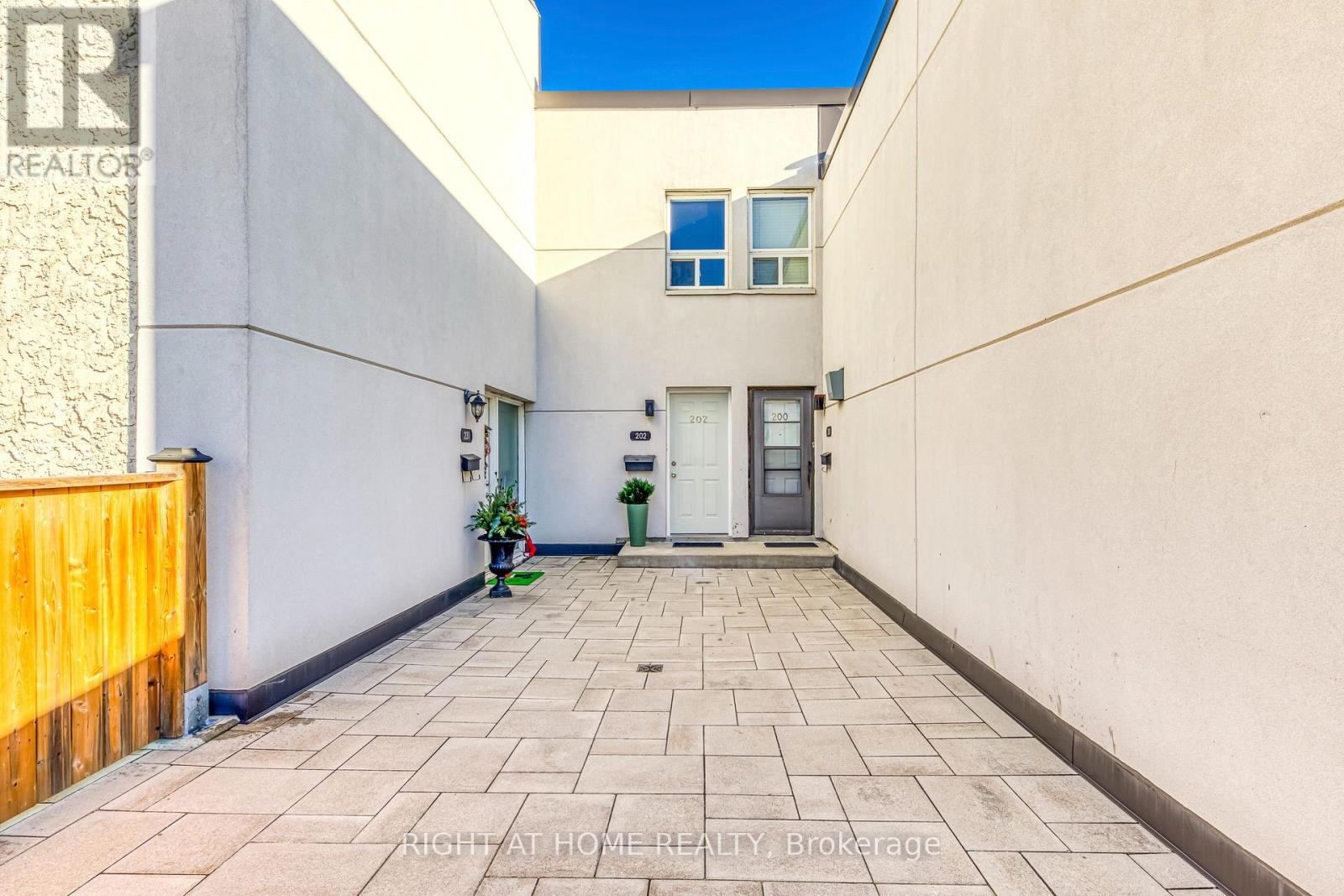 202 1055 Dundas St E, Mississauga, ON L4Y 3X6