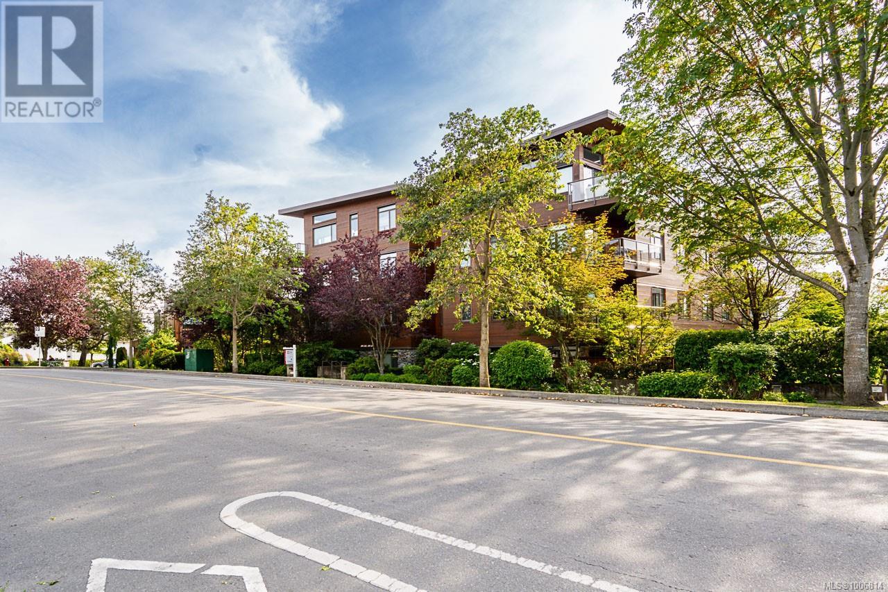 3610 Richmond Rd Unit 201 Rd, Saanich, BC V8P 4R5