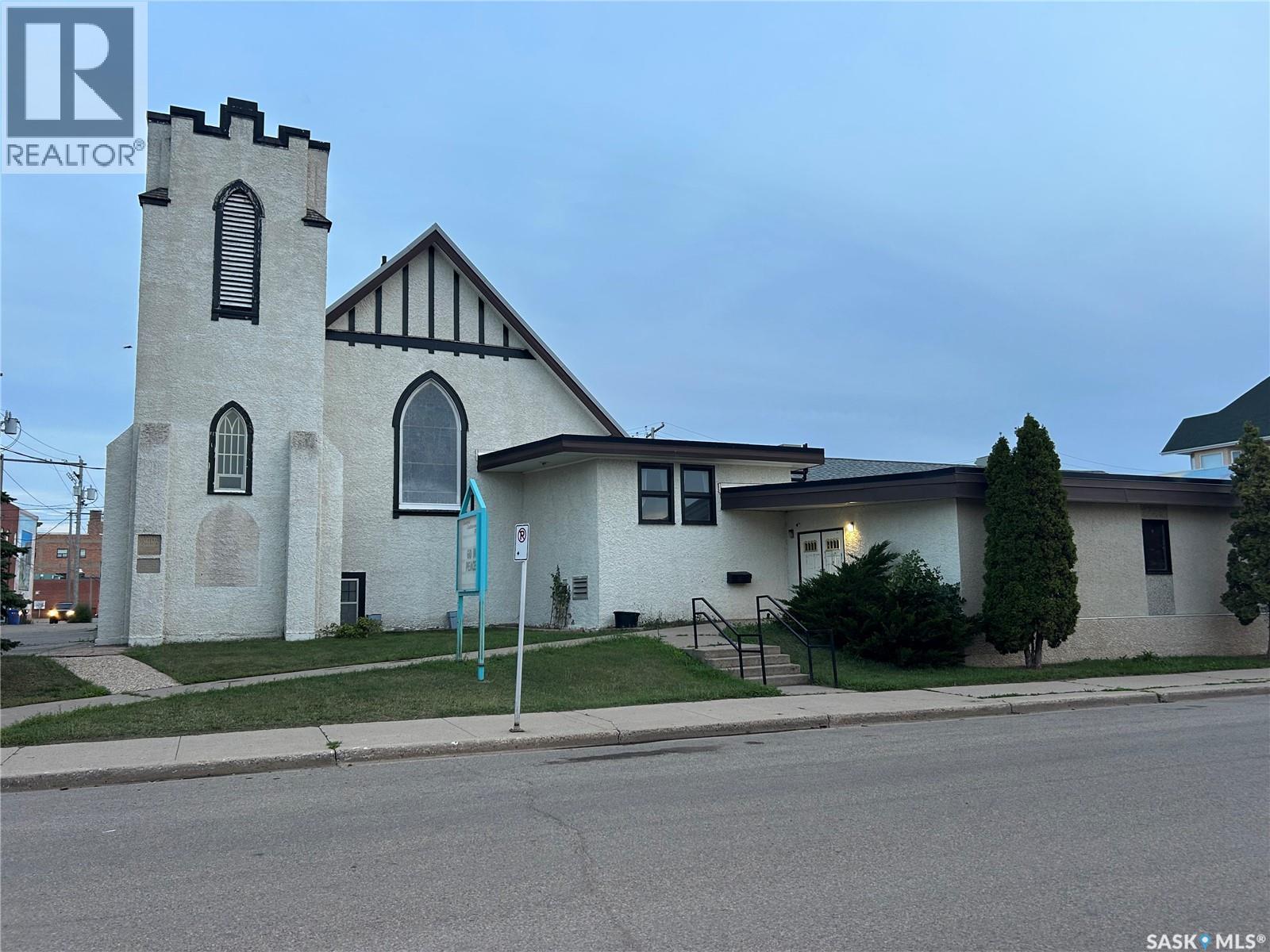 27 Hochelaga St W, Moose Jaw, SK S6H 2E9