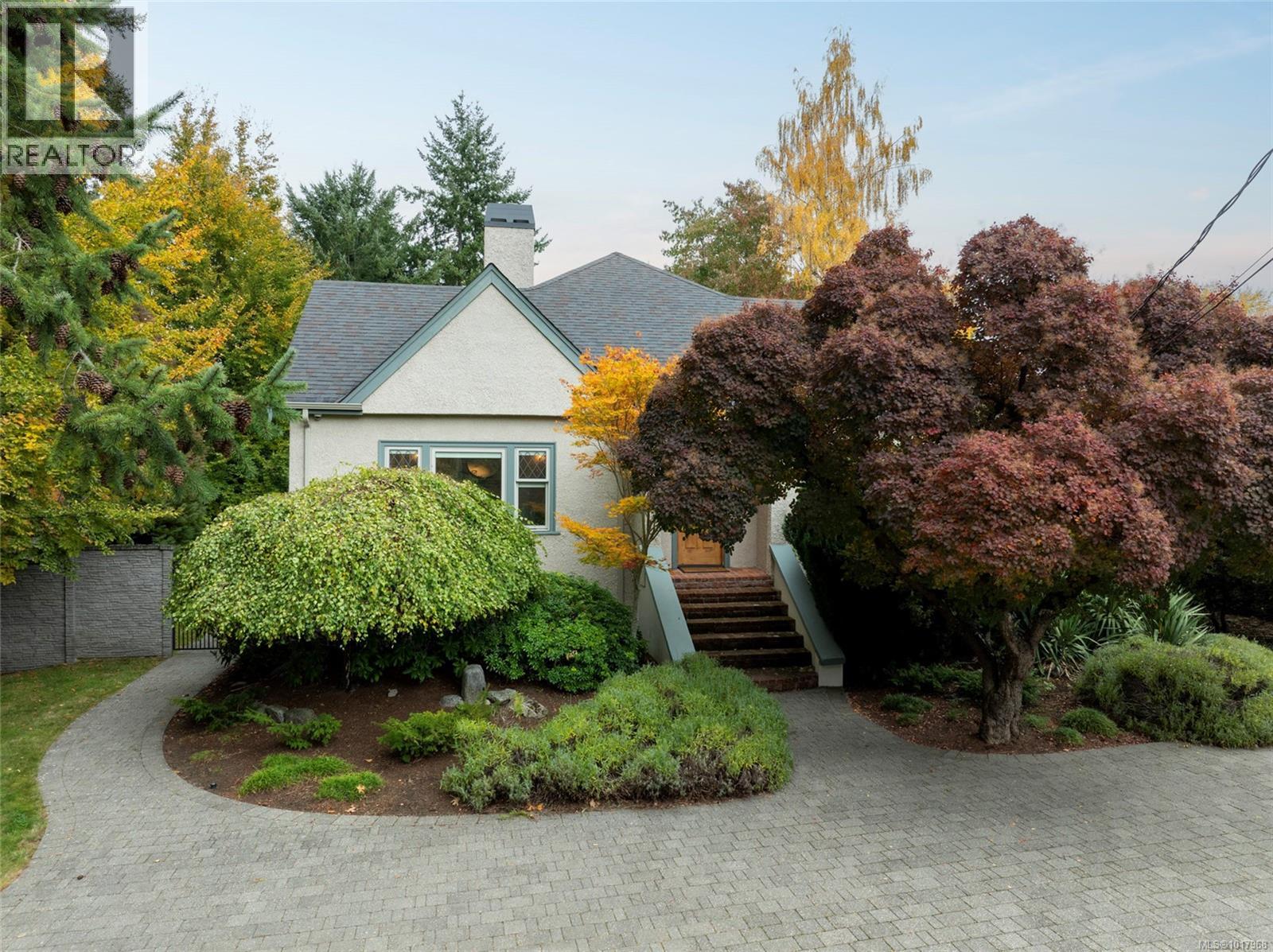 1690 Ash Rd, Saanich, BC V8N 2T5