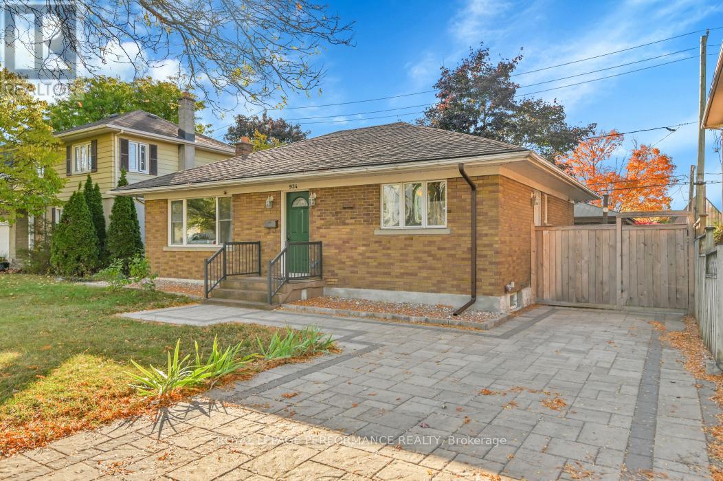 934 Smyth Rd, Ottawa, ON K1G 1P6