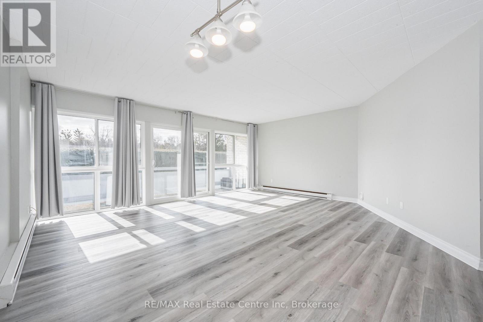 102 105 Conroy Cres, Guelph, ON N1G 2V5