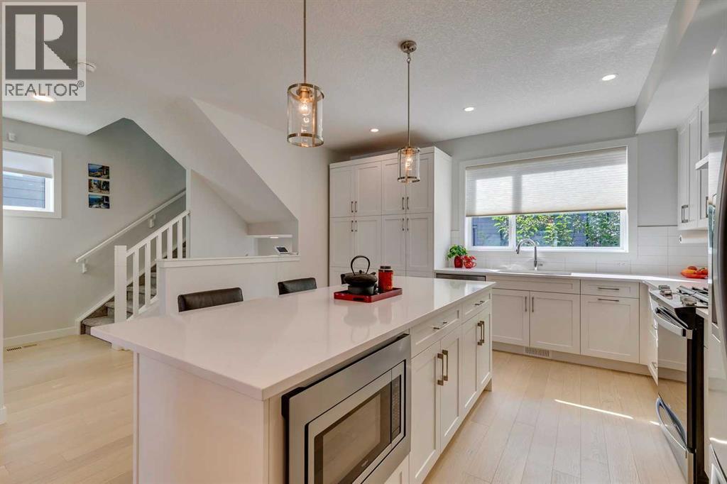 819 Shawnee Ter SW, Calgary, AB T2Y 0T4