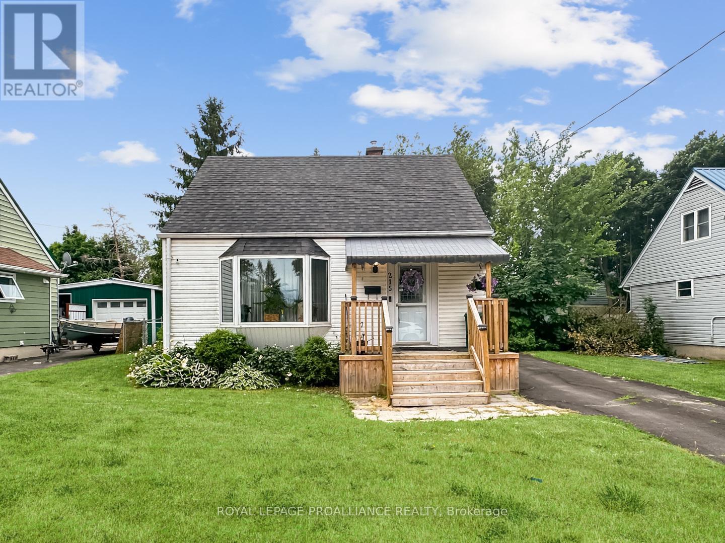 215 Pine St, Belleville, ON K8N 2N3