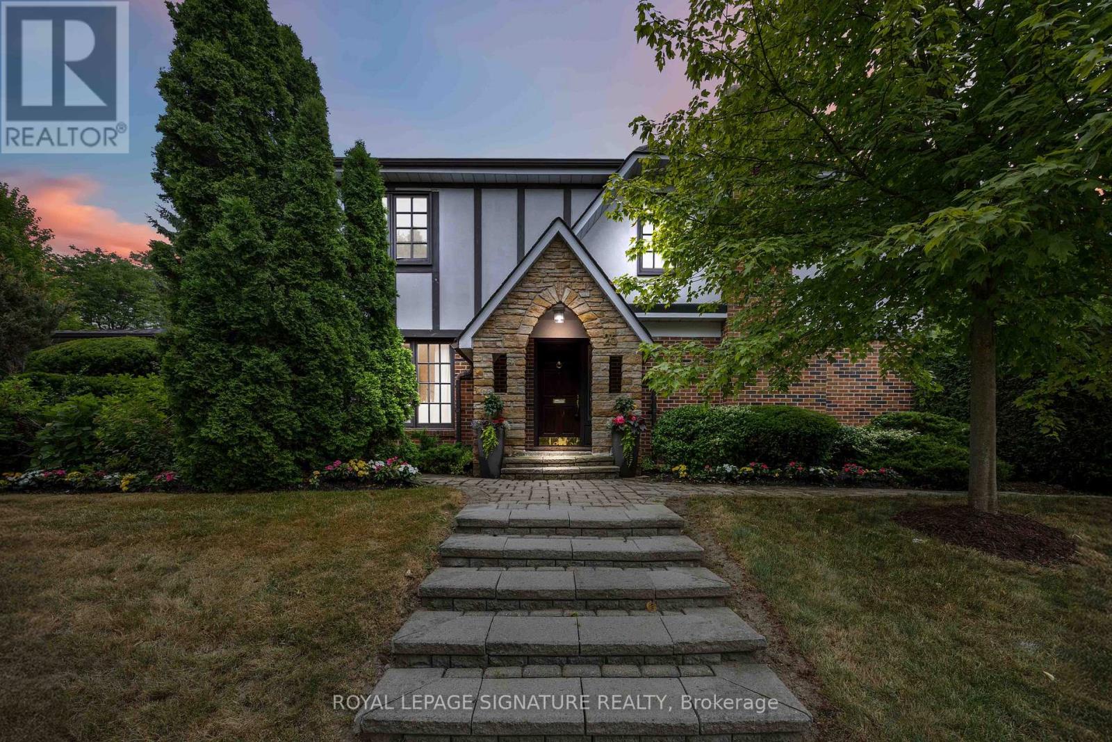 25 Harlington Rd, Toronto, ON M3B 3G3