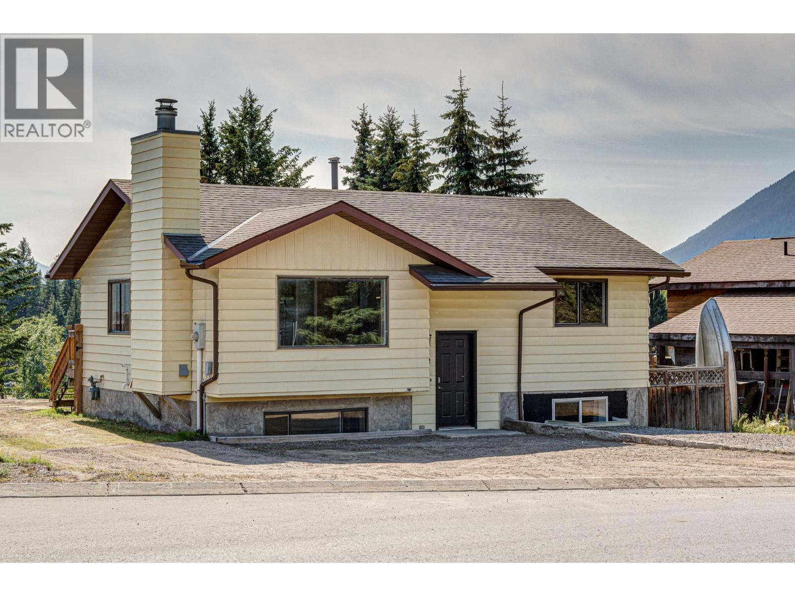 732 Balmer Cres, Elkford, BC V0B 1H0