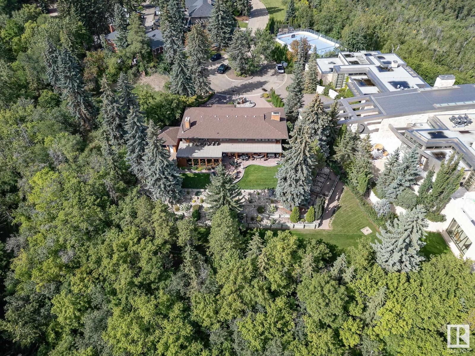 8 Valleyview Pt NW, Edmonton, AB T5R 5T4
