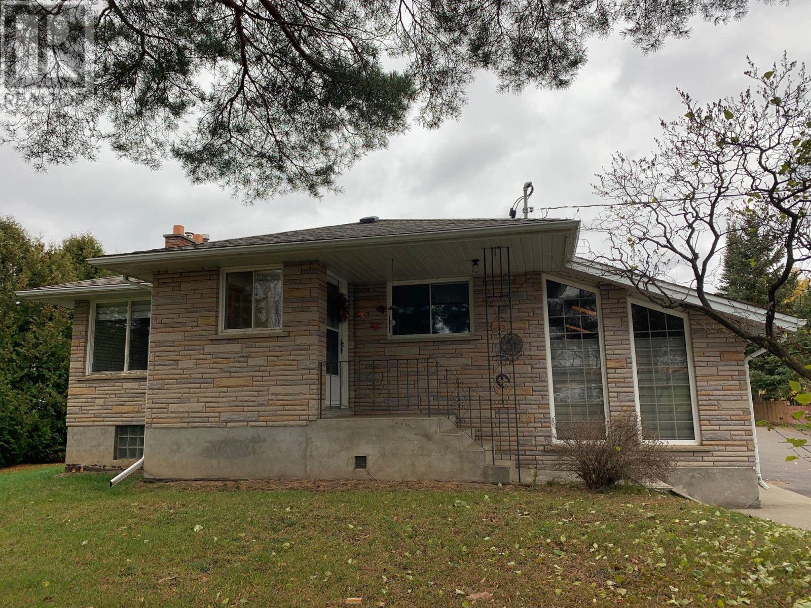1325 Rosslyn Rd, Thunder Bay, ON P7E 6E1
