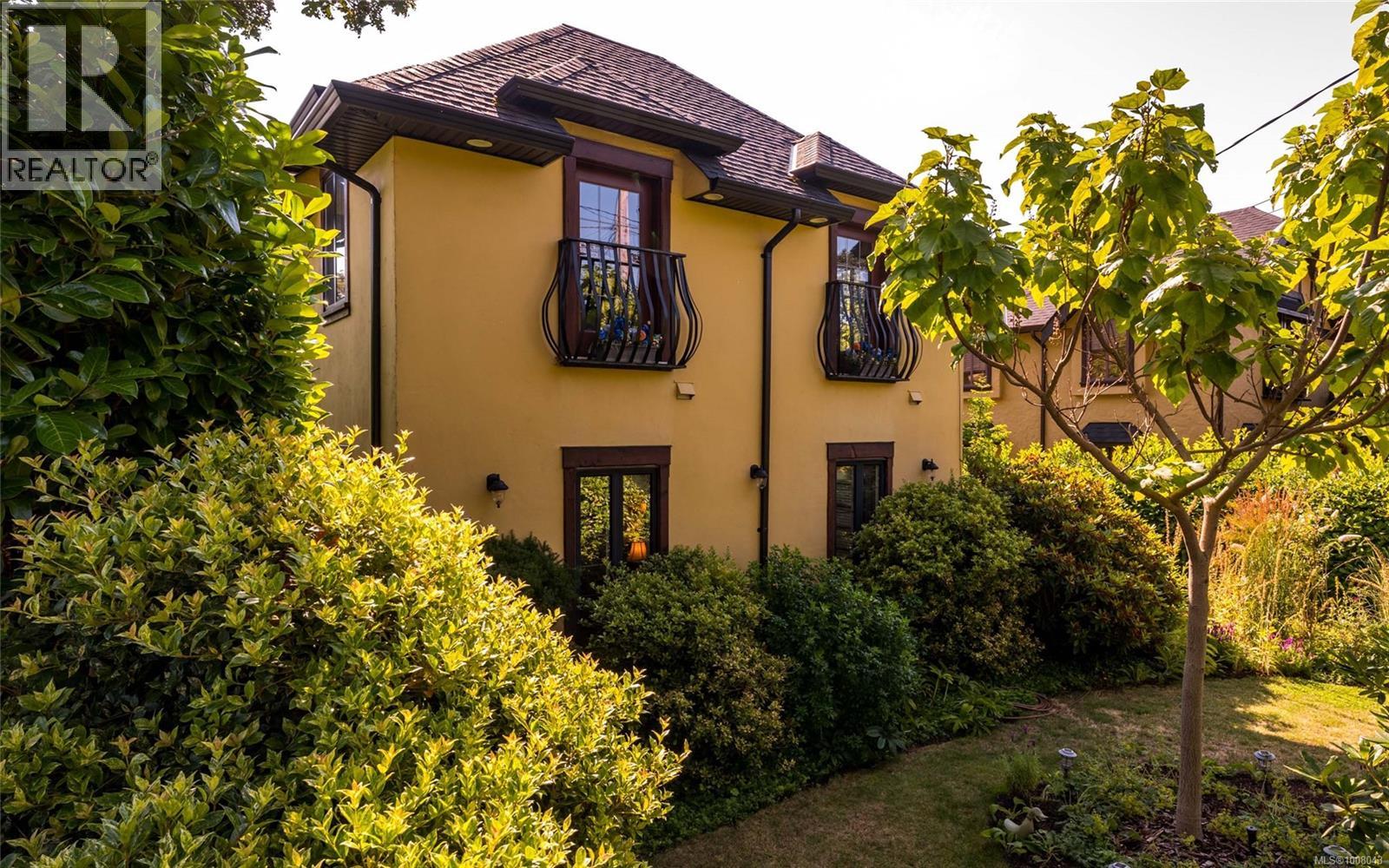 1597 Hampshire Rd, Oak Bay, BC V8R 5T4