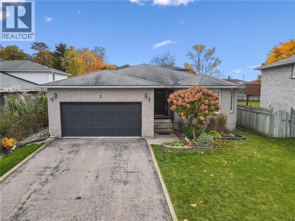 7 Peter Ct, Cambridge, ON N1P 1C3
