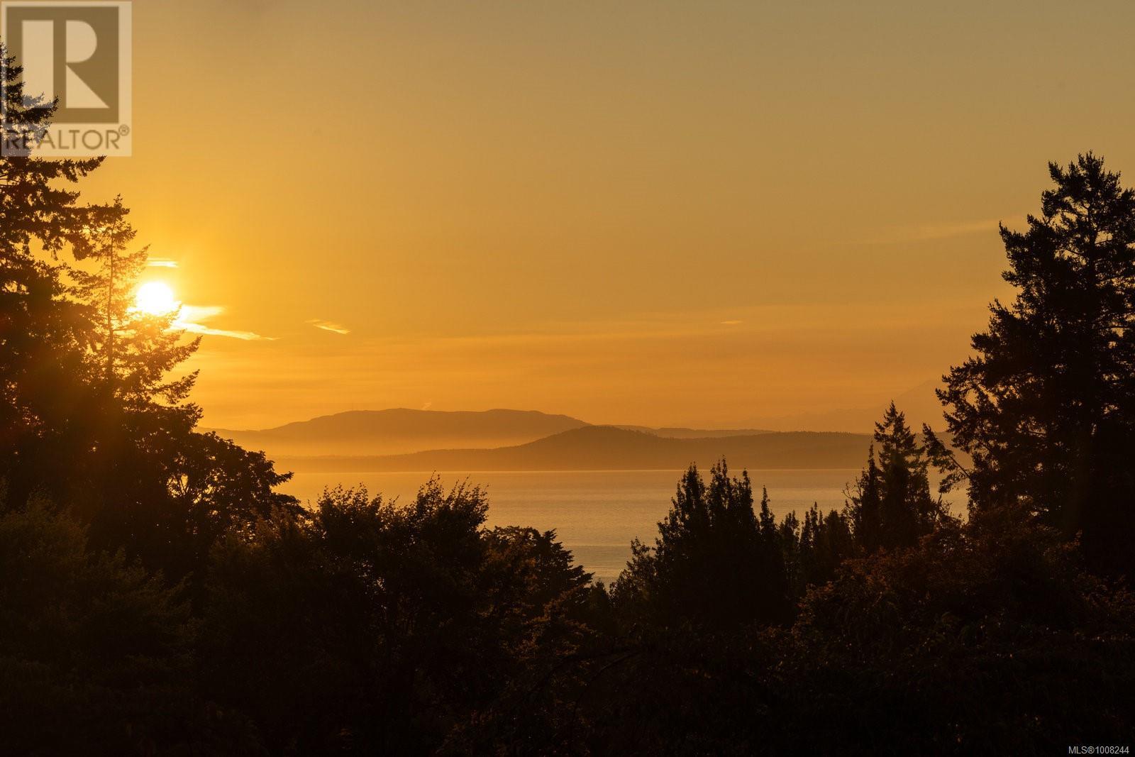 5322 Sayward Hill Cres, Saanich, BC V8Y 3H8