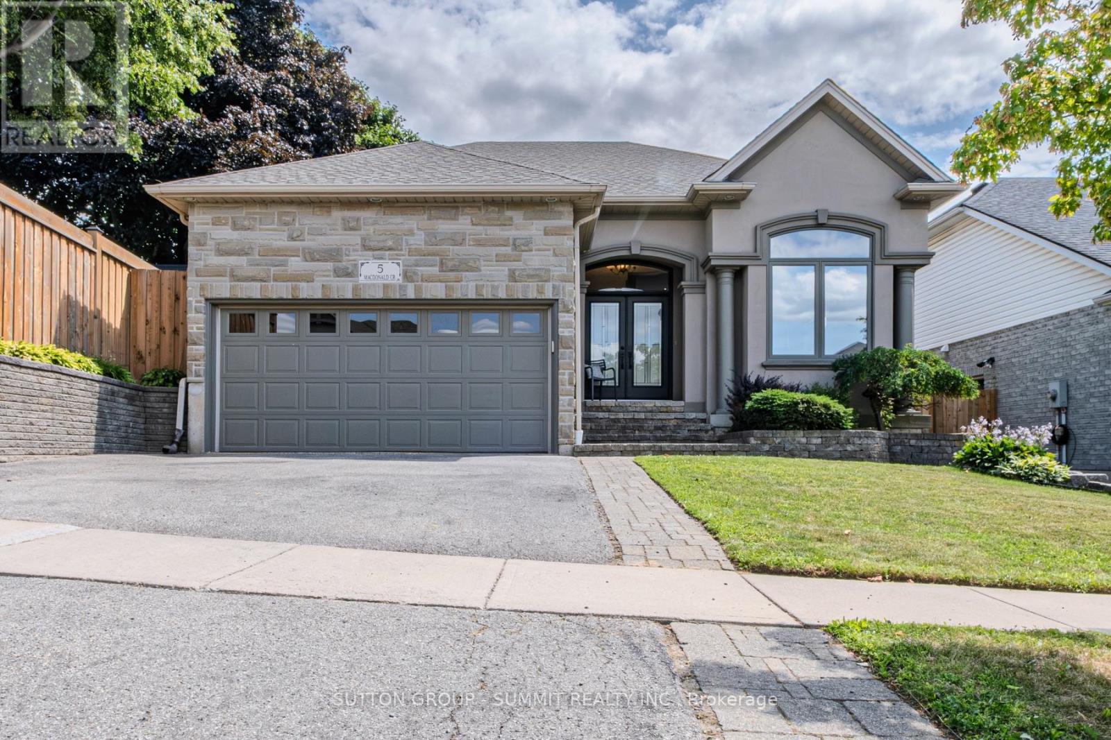 5 Macdonald Cres, Brantford, ON N3R 8B2
