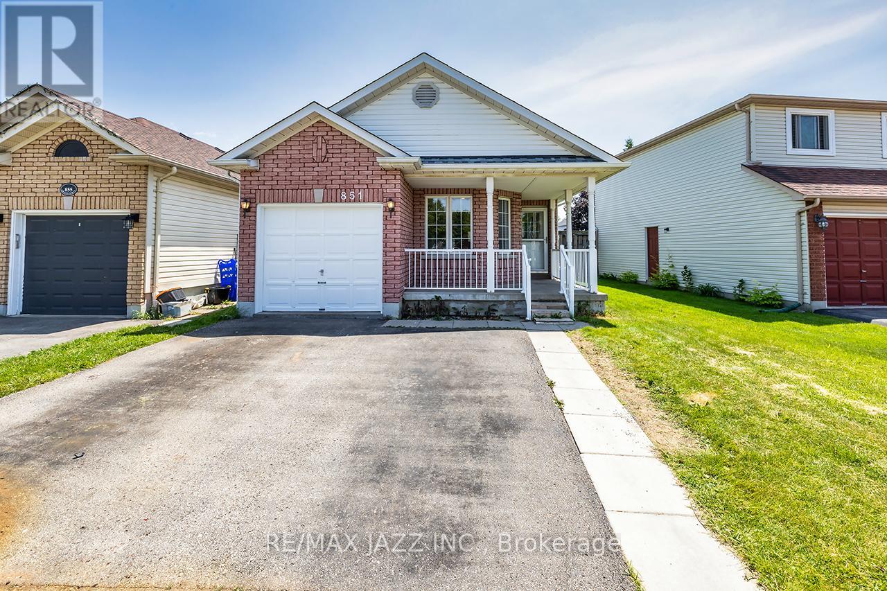 851 Grandview St N, Oshawa, ON L1K 2E2