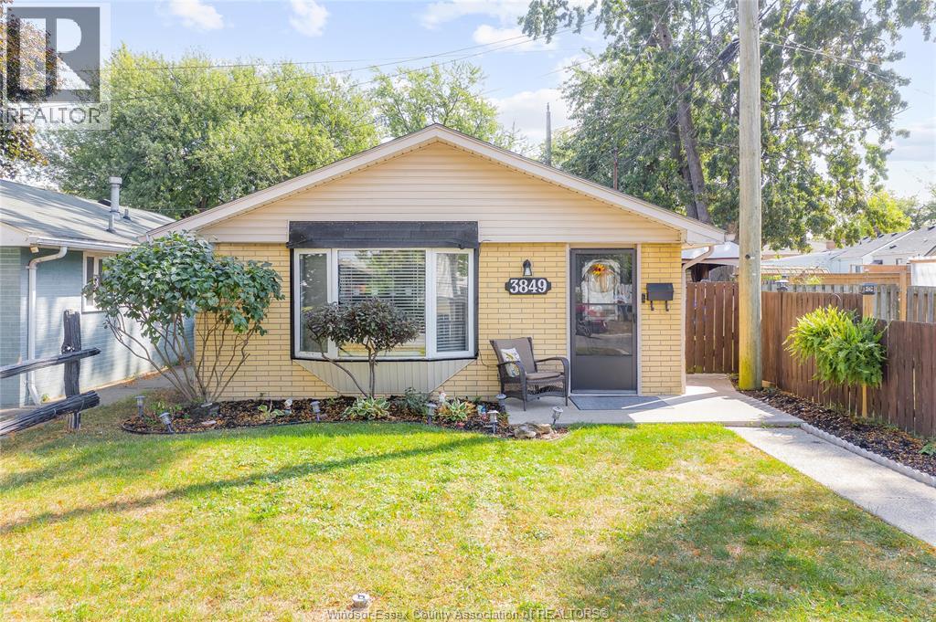 3849 Reginald St, Windsor, ON N8Y 2A9