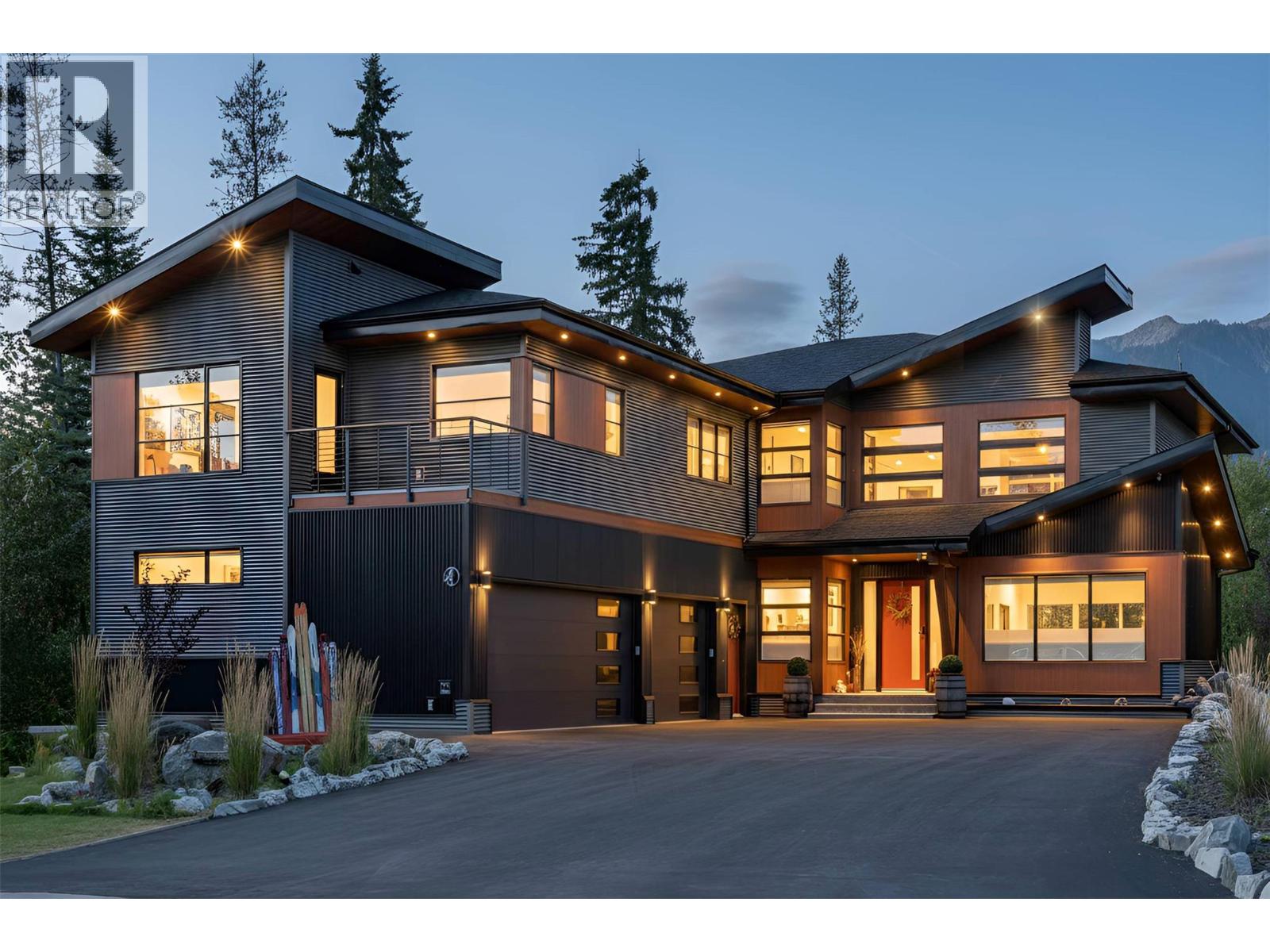 4 Sunset Ln, Fernie, BC V0B 1M1
