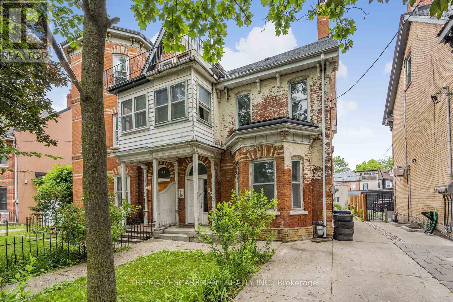 35 Beaconsfield Ave, Toronto, ON M6J 3J1
