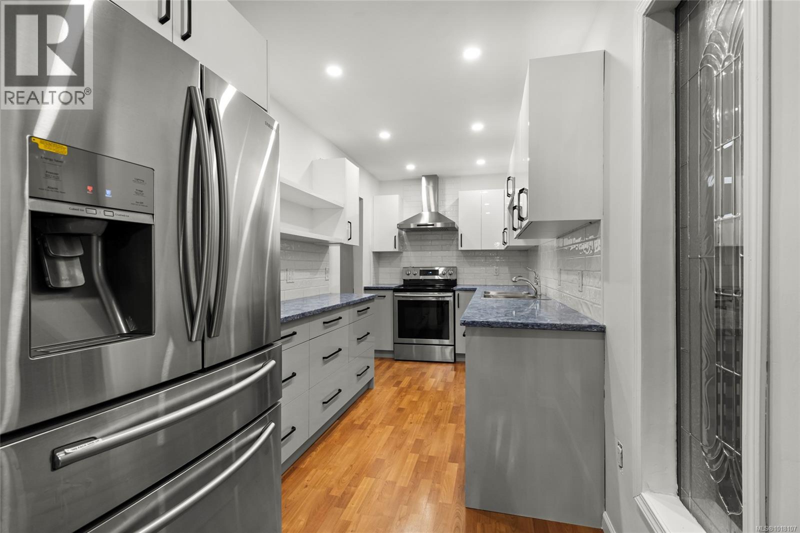 1875 Lansdowne Rd Unit 405 Rd, Saanich, BC V8P 1A9