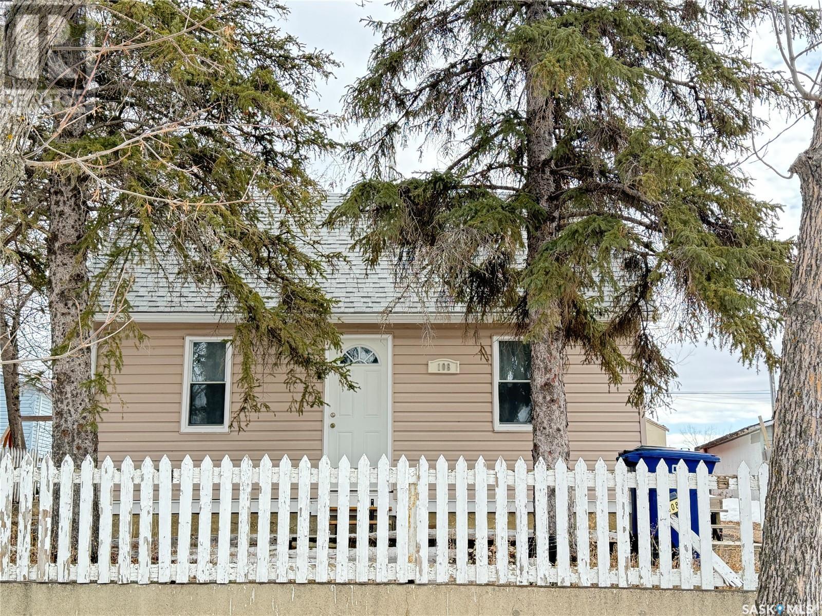 108 4 Avenue Southeast, Weyburn, SK S4H 1X6