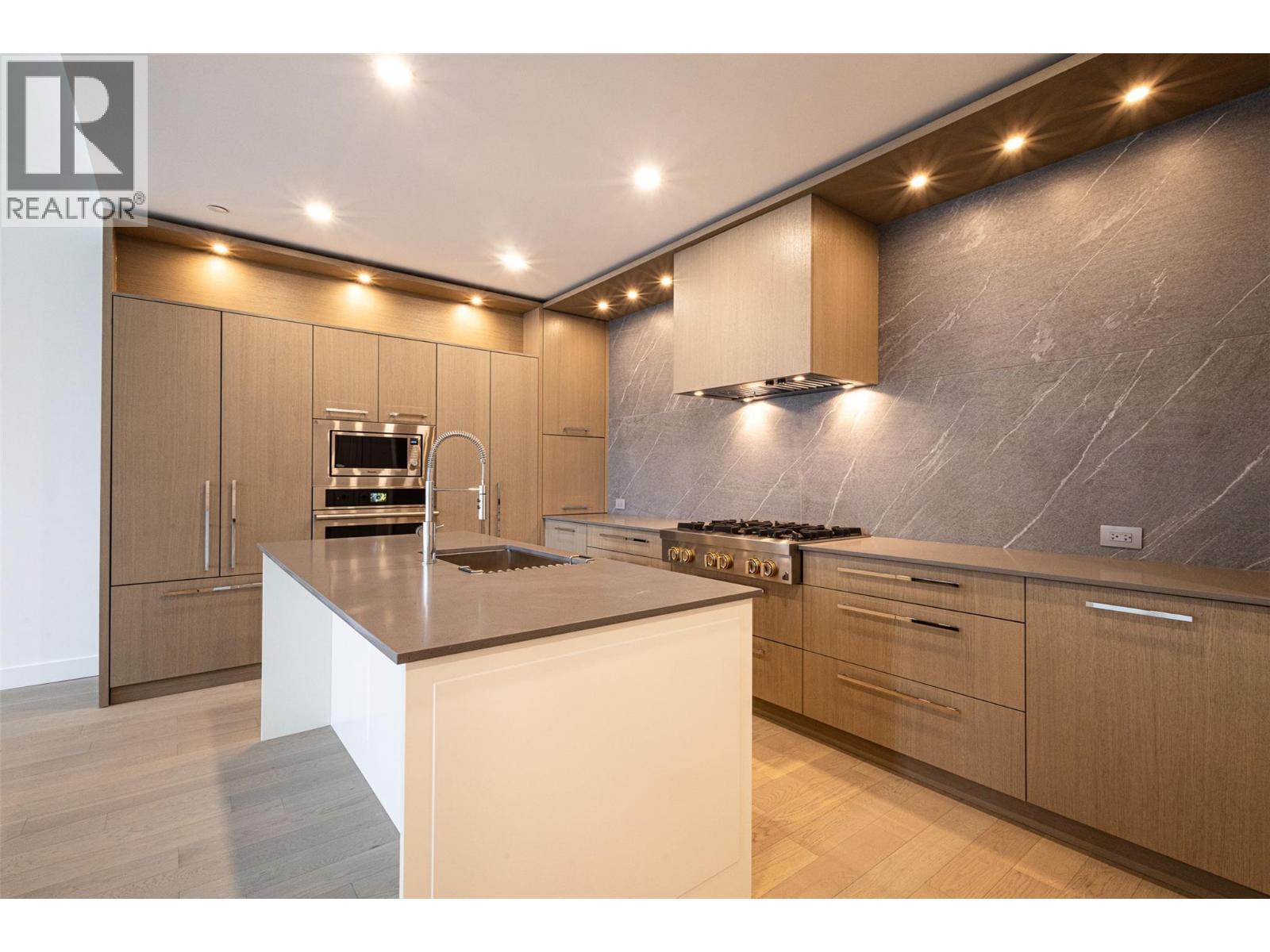 3389 Lakeshore Road Unit 312 Lot Apt 35, Kelowna, BC V1W 0G5