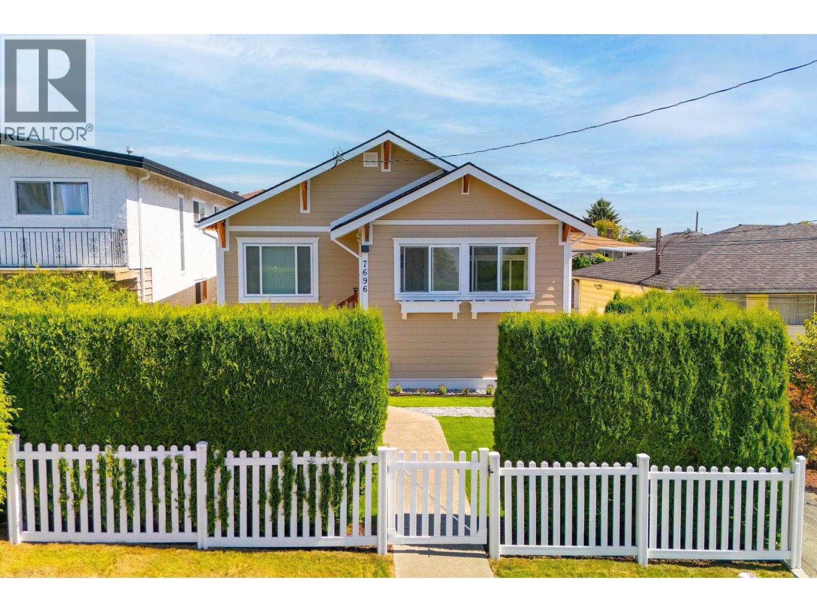 7696 Davies St, Burnaby, BC V3N 3H4