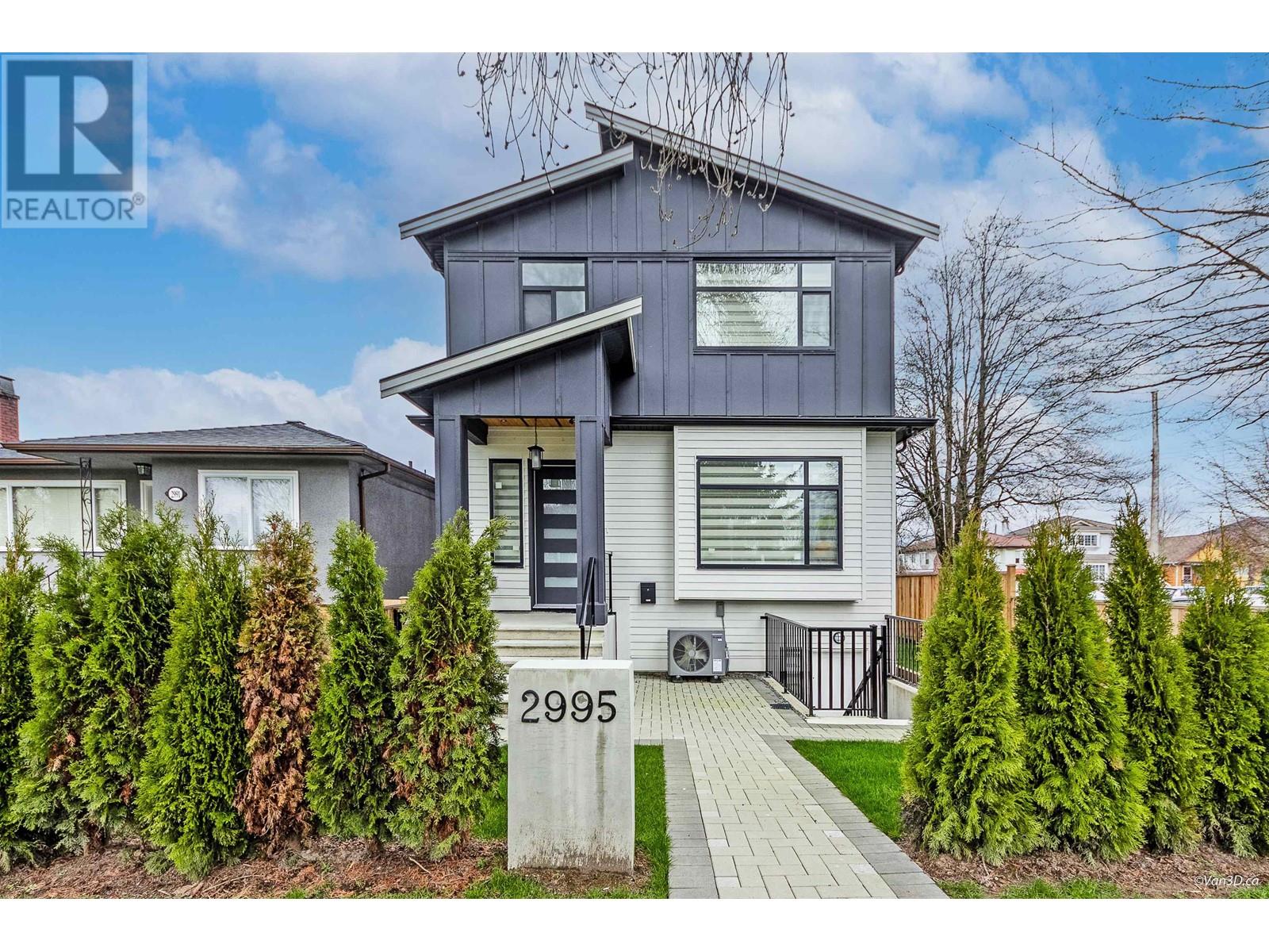 2995 E 17th Ave, Vancouver, BC V5M 2N4