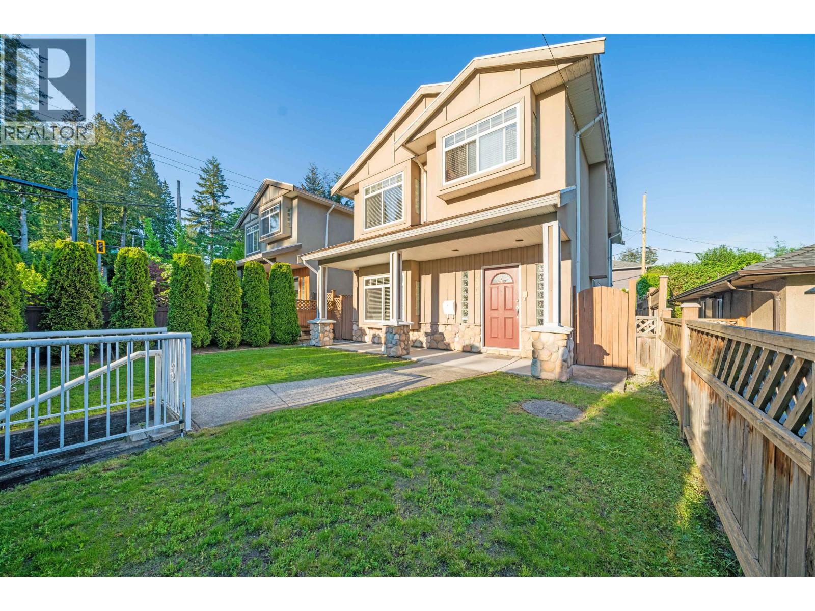 2052 Westview Dr, North Vancouver, BC V7M 3B2
