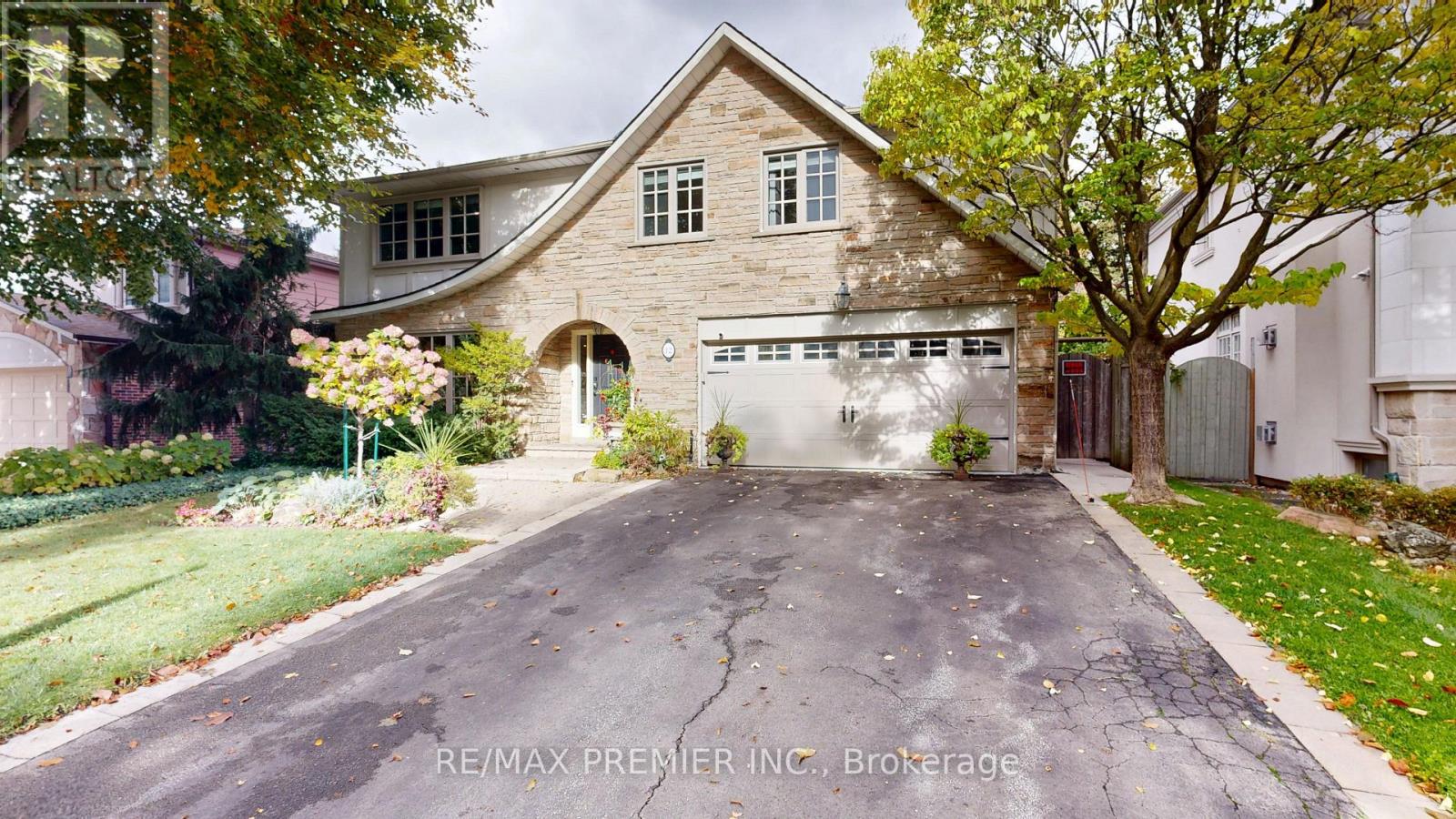 12 Chipstead Rd, Toronto, ON M3B 3E6