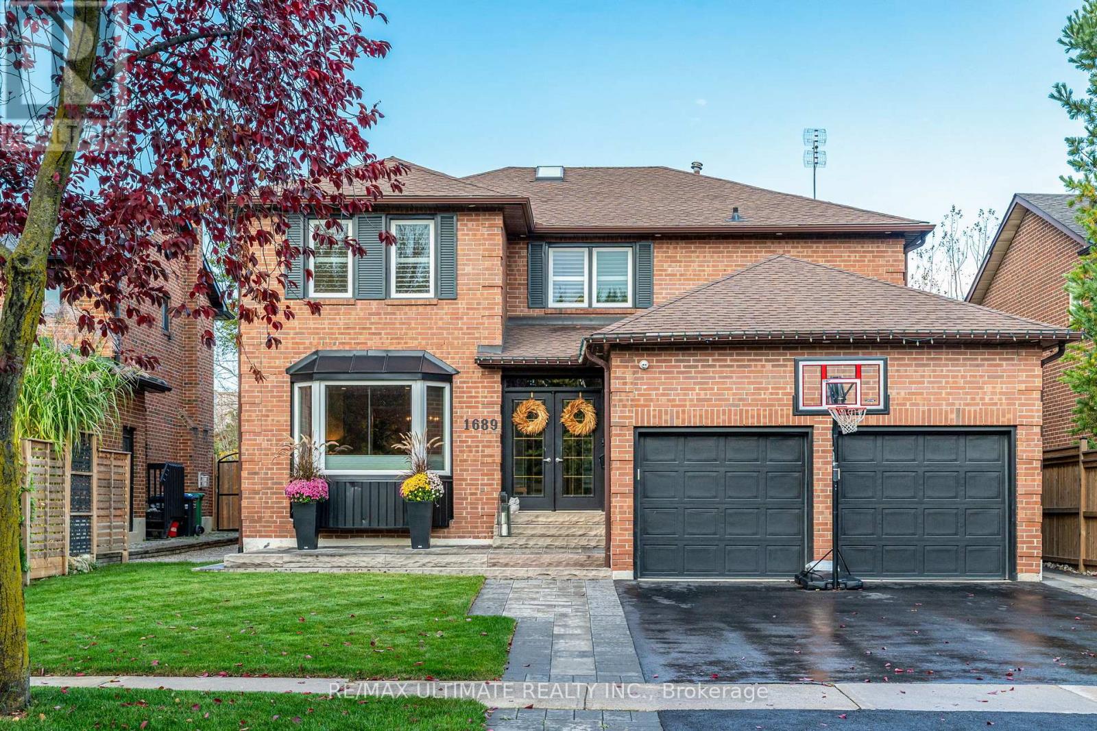 1689 Copseholm Trl, Mississauga, ON L4W 2C1