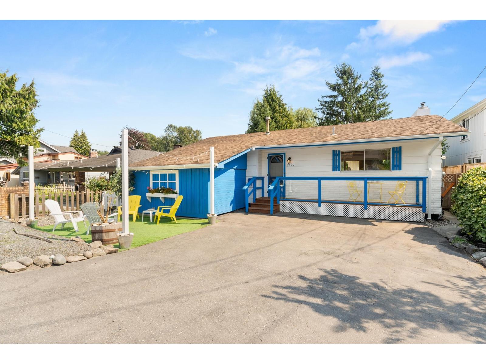 3060 Mcbride Ave, Surrey, BC V4A 3H1