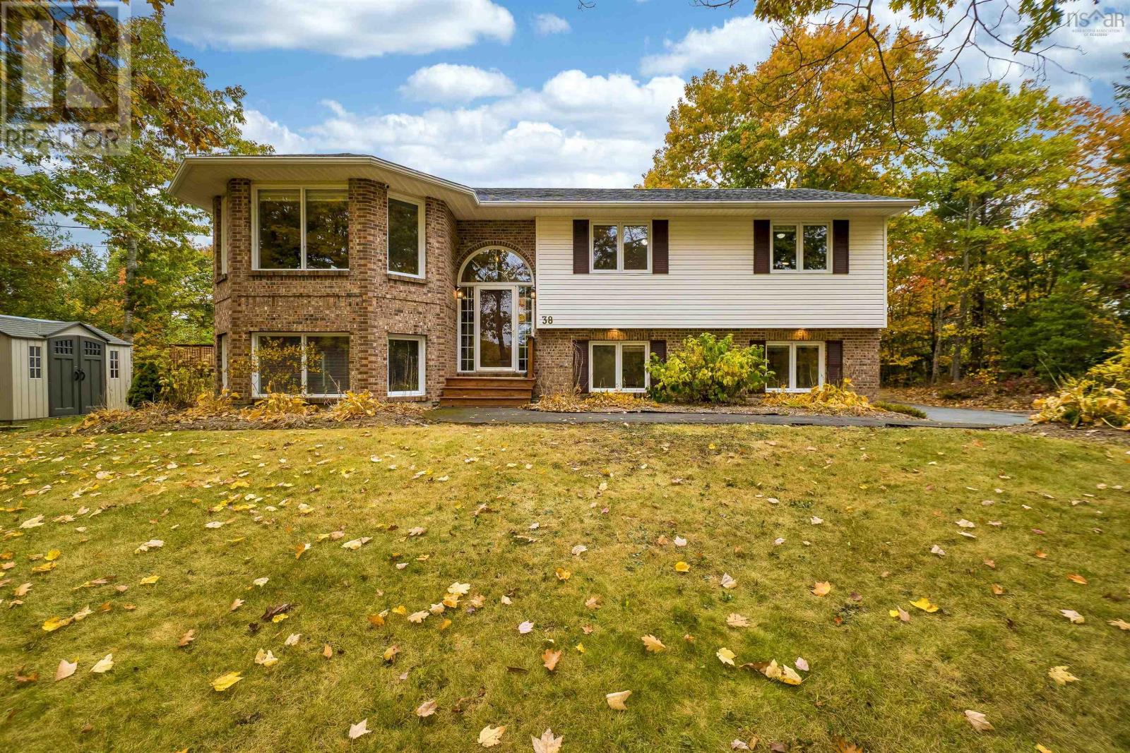 38 Devonport Ave, Fall River, NS B2T 1A4