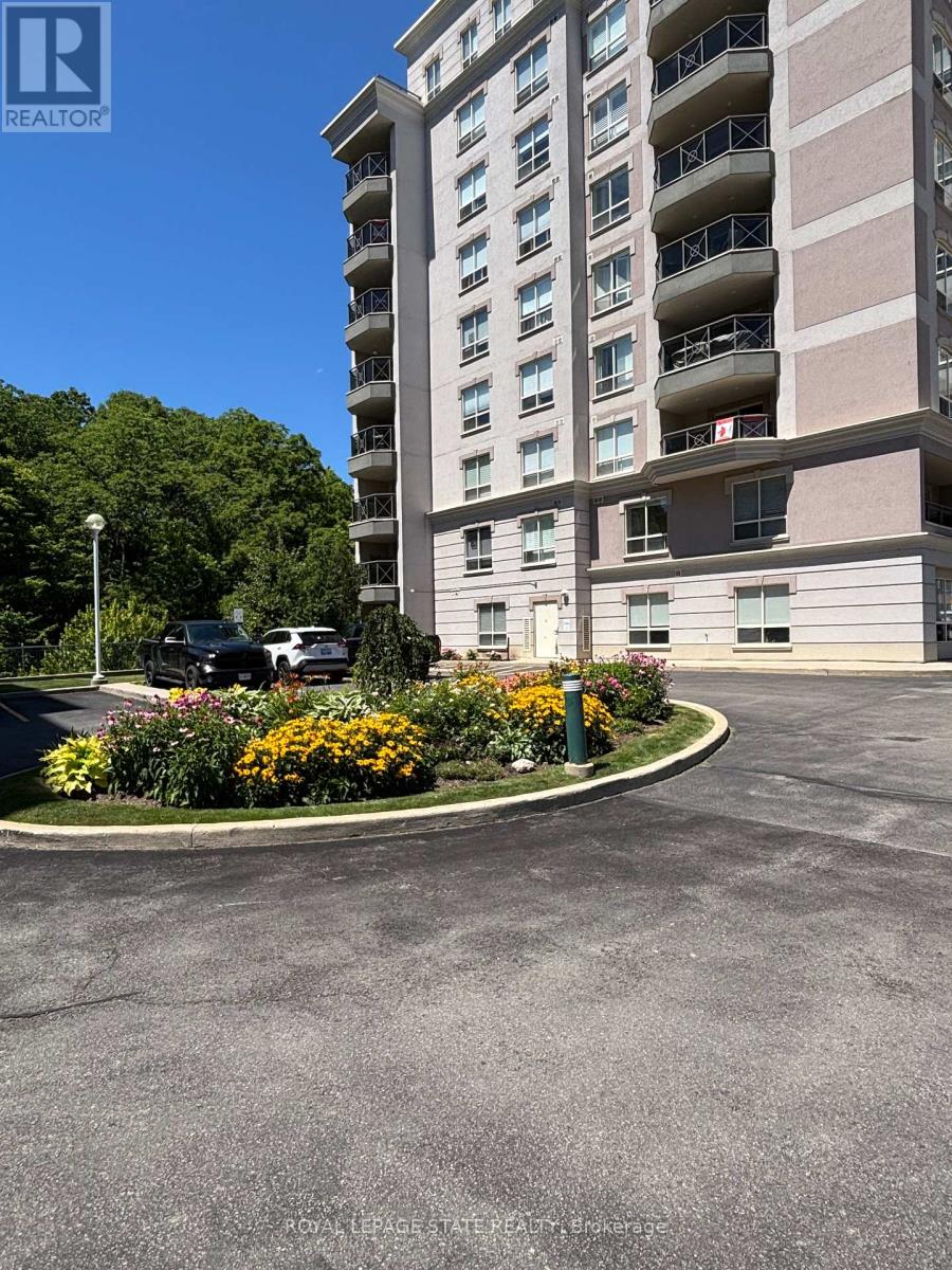 203 4000 Creekside Dr, Hamilton, ON L9H 7S8