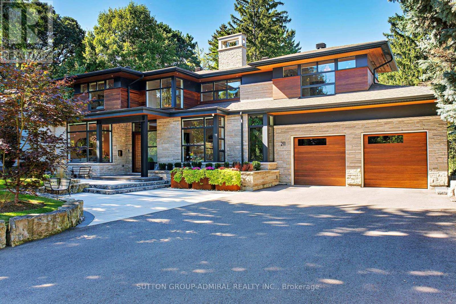 211 Glenview Dr, Mississauga, ON L5G 2N7