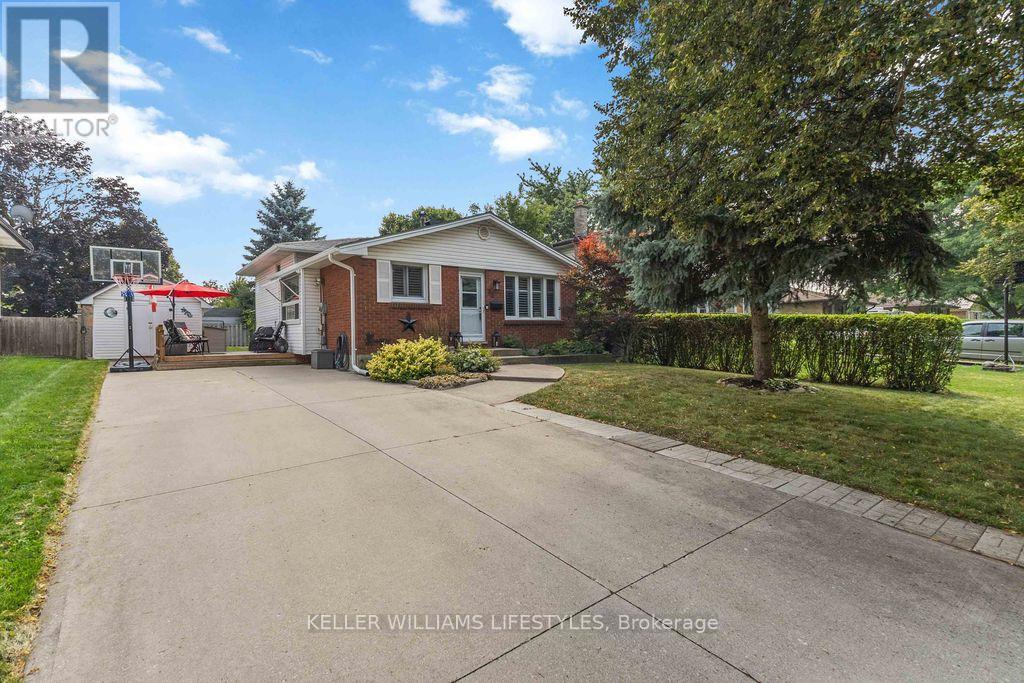 35 Surrey Cres, London, ON N6E 1T7