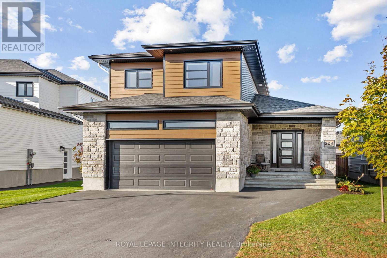 204 Hybrid St, Russell, ON K0A 1W0